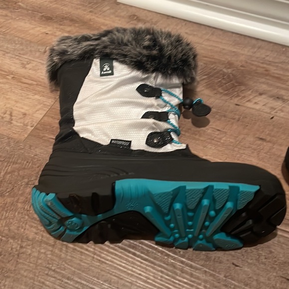 Girls size 4 Kamik waterproof snow boots barely worn - Picture 2 of 7